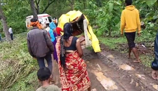 बैलगाड़ी से एंबुलेंस तक पहुंची प्रसूता।