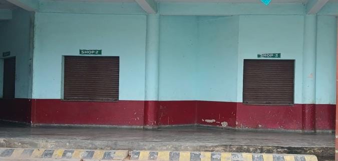 Shops built at the cost of lakhs are lying vacant