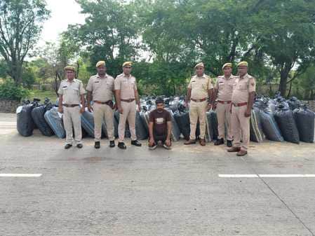 पुलिस की गिरफ्त में आरोपी।