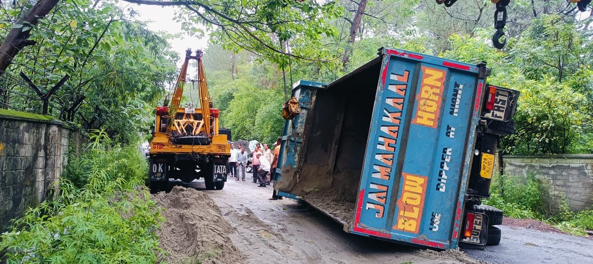 Tipper filled with sand went out of control and overturned, traffic disrupted for one and a half hour