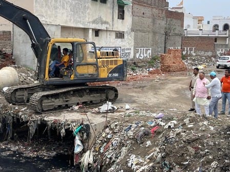 Work on removing silt deposited near drain six bridges intensifiesWork on removing silt deposited near drain six bridges intensifies