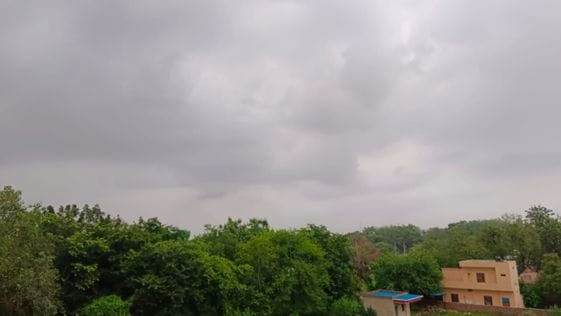 Clouds remained throughout the day, minimum temperature dropped by 2.3 degrees Celsius