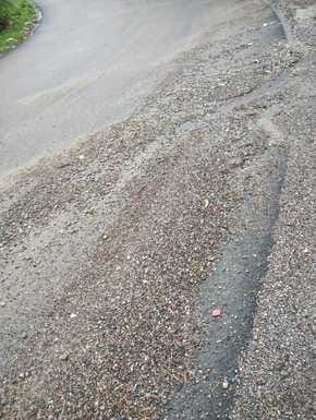 Danger of accidents due to gravel on the roads due to rain