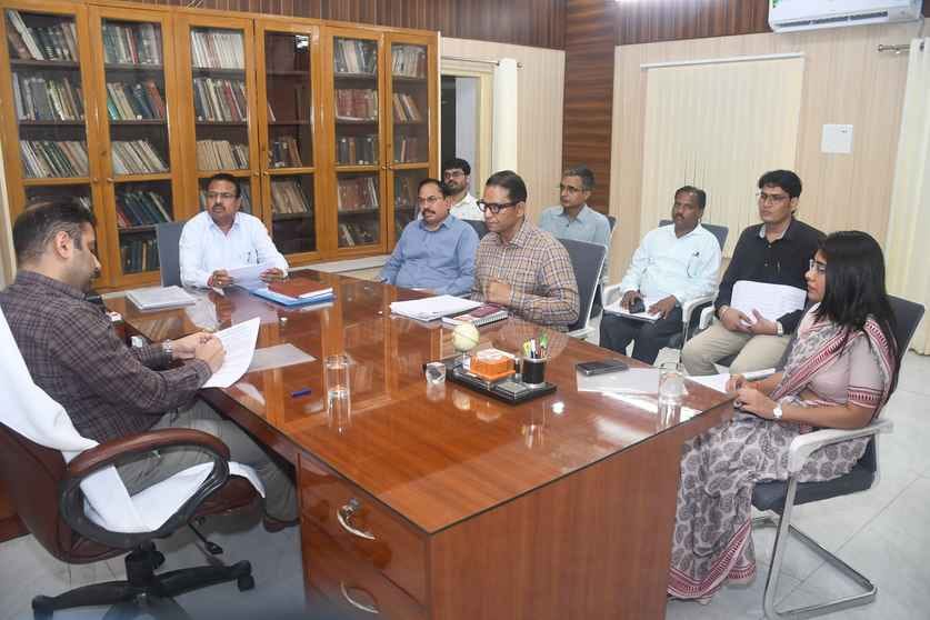 Kota District Collector suddenly reached PWD office and took class of officers