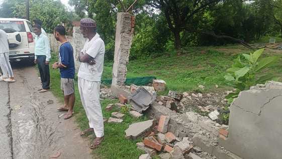SDM's car entered the boundary of the cemetery on Khakra road, crowd gathered