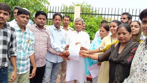 LCLO staged a protest and handed over a memorandum to CM's OSD Kailash Saini