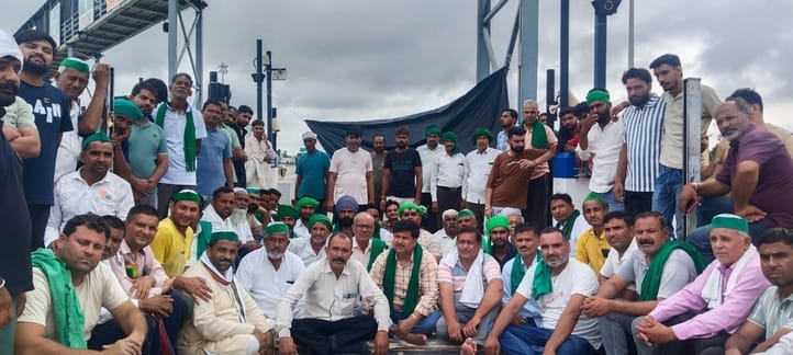 Toll workers accused of arbitrariness, farmers sit on strike