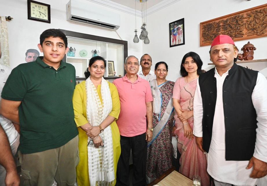 Akhilesh and Dimple reached Shubhanshu's house and congratulated him