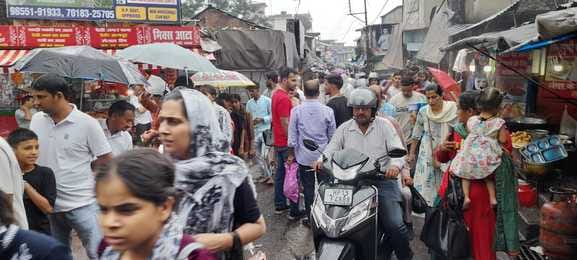 Faith did not waver even in the rain... 22000 devotees bowed down at Maa Chintapurni Temple