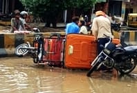E-rickshaw overturned in a water-filled pit on the highway, two injured