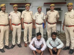 पुलिस की गिरफ्त में आरोपी।