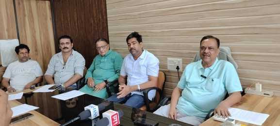 पत्रकारों को संबोधित करते कांग्रेस के पदाधिकारी।