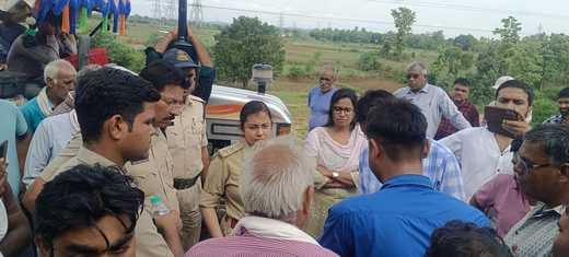 किसानों ने शहडोल मार्ग पर लगाया जाम।