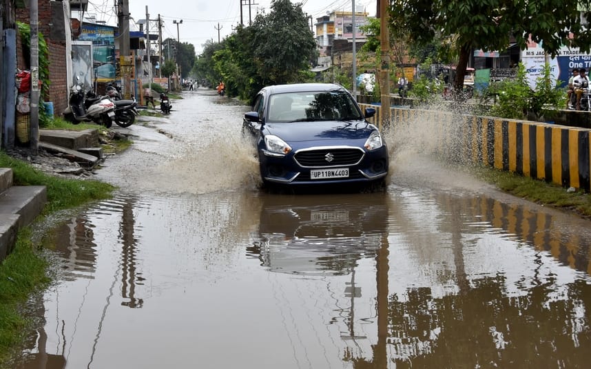 Electricity supply was disrupted for ten hours due to wind and rain, waterlogging also became a problem