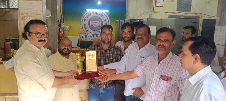 Four secretaries of district cooperative bank committees honored