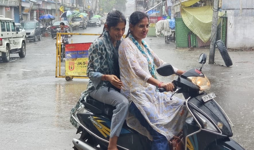Disasterous rain... roads submerged, water entered houses