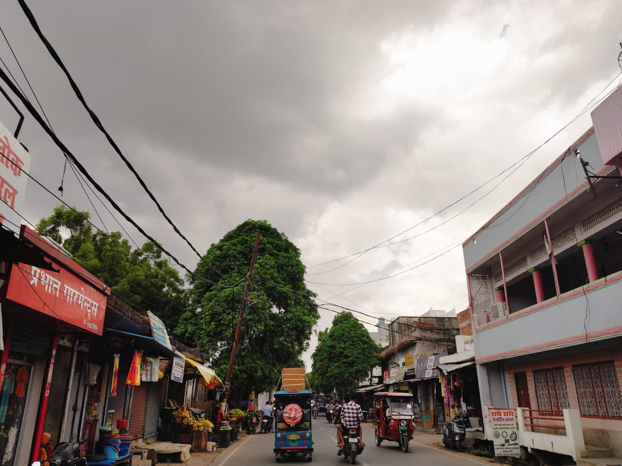 The weather was pleasant due to clouds, drizzle in the afternoon