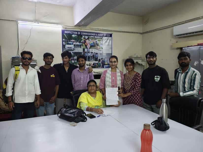 ज्ञापन सौंपते एबीवीपी कार्यकर्ता।