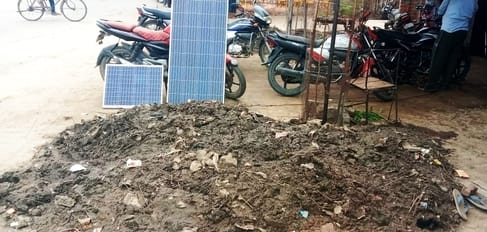 Passersby and shopkeepers are troubled due to non-collection of garbage from drains
