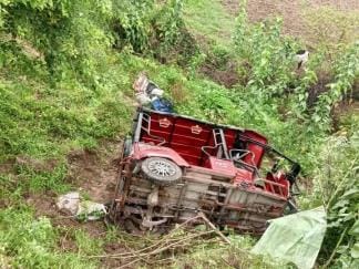 A truck coming from behind hit an e-rickshaw full of passengers, four injured, one referred