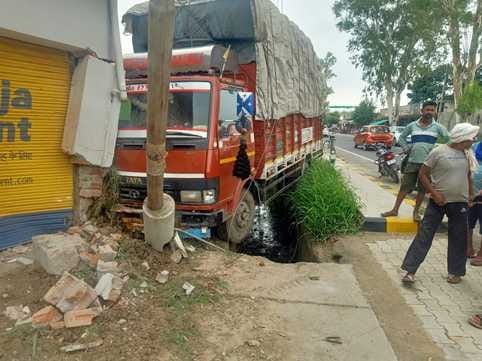 Scorpio driver entered among devotees in restricted area, fined Rs 20000