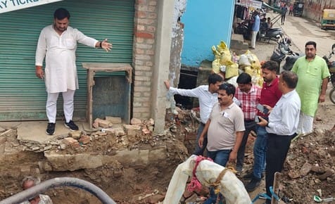 Water supply of 500 families disrupted due to leakage in the pipeline on Green Road