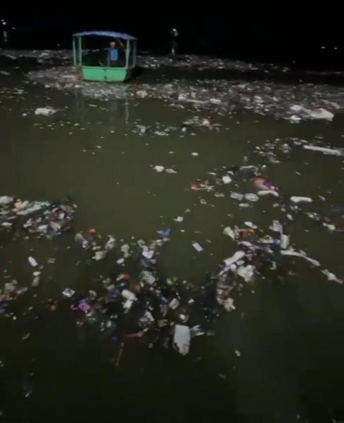 Devotees got angry after seeing the dirt in Yamuna during Aarti