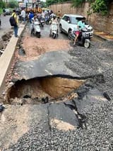 सिंधिया महल की ओर जाने वाली सड़क पर बारिश में हो रहे बड़े-बड़े गड्ढे।