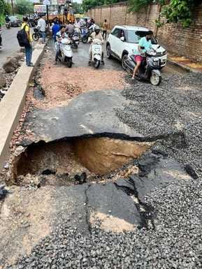 सिंधिया महल की ओर जाने वाली सड़क पर बारिश में हो रहे बड़े-बड़े गड्ढे।
