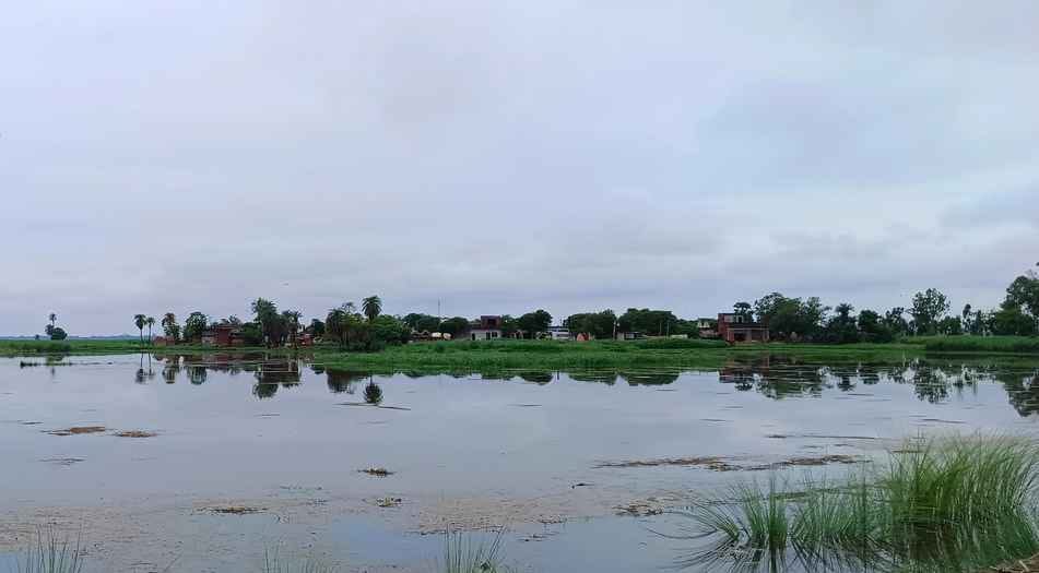 Farmers are worried due to Ganga water filling their fields