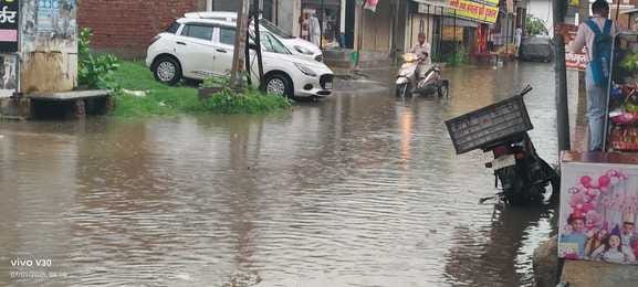 The first rain of monsoon became a problem, life was disrupted due to waterlogging