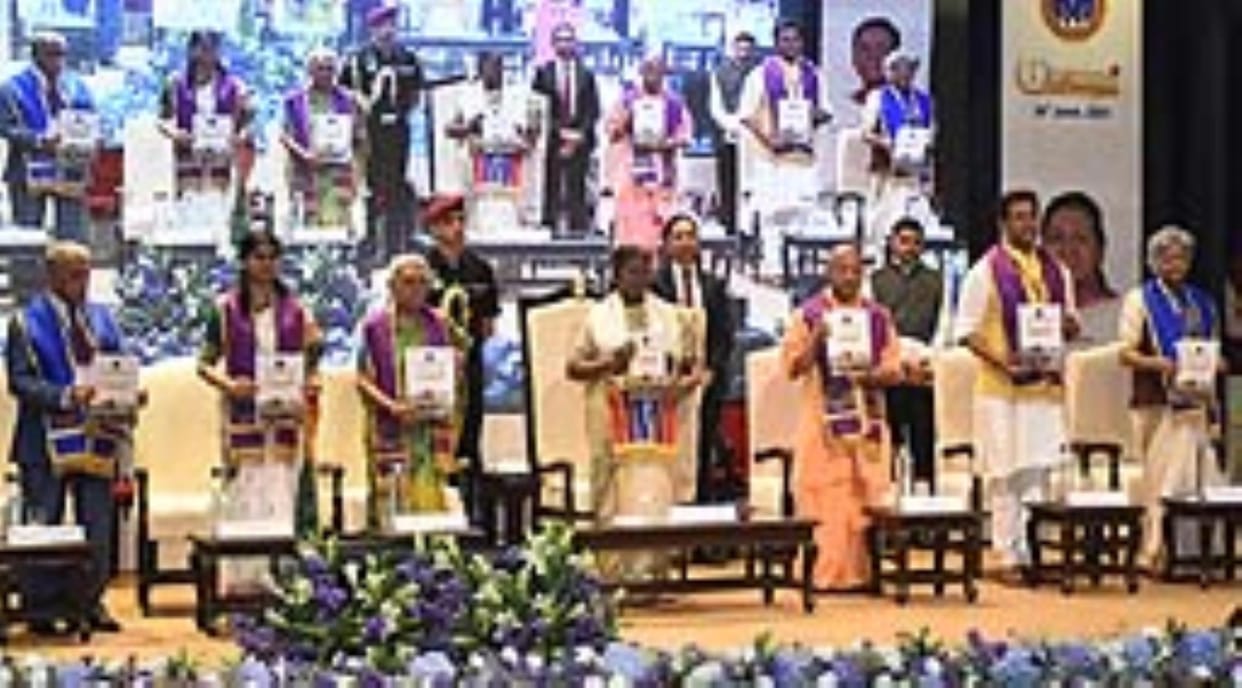 Gorakhpur News: AIIMS' first convocation became a witness to women power, meritorious students were delighted after getting medals