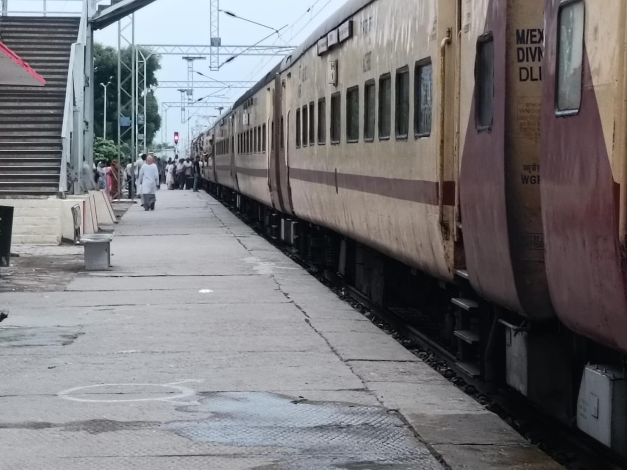 Farakka 2, Unchahar Express arrived one and half hour late