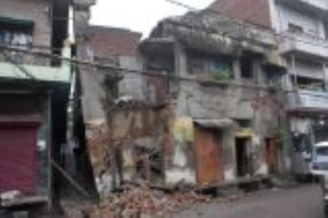 A dilapidated building collapsed in Lucknow's Kashmiri Mohalla