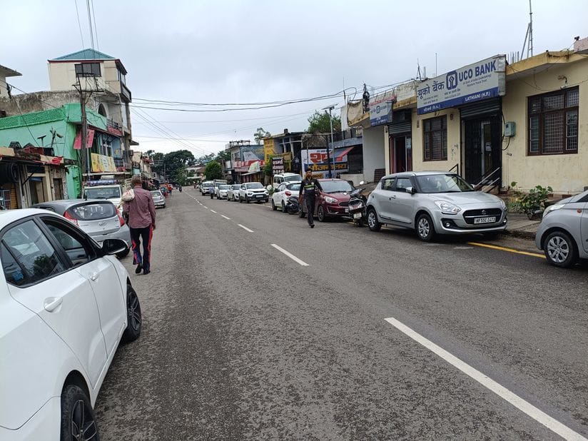 There is a jam due to vehicles parked haphazardly on both sides of Lathiani market