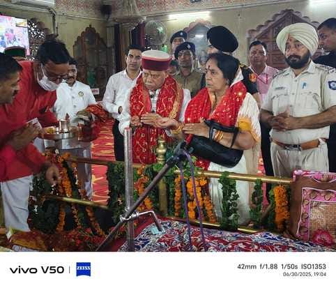 The Governor visited the eternal flame in Jwalamukhi