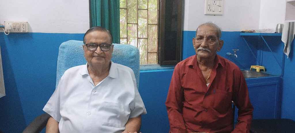 मरीजों का इलाज करते डाक्टर