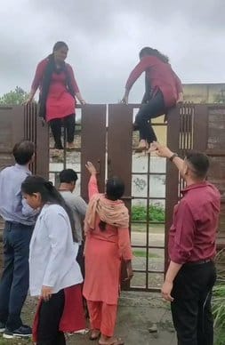 ABVP workers sat on hunger strike, female teachers jumped out of the gate
