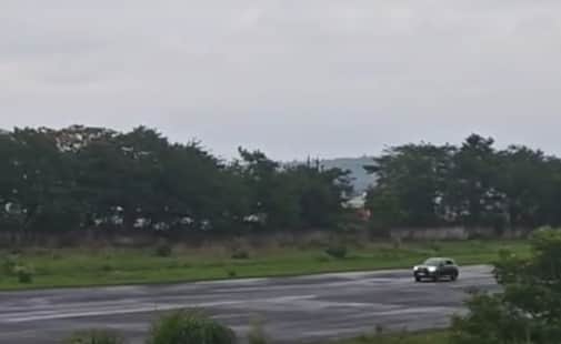 रनवे पर दौड़ती कार