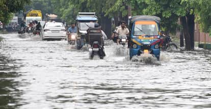 सुनील कैथवास....सुबह हुई बारिश में स्पार्ट्स काम्पलेक्स जाने वाली सड़क पर जलभराव से गुजरते लोग।