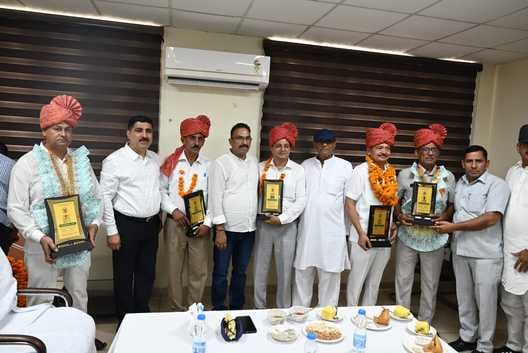 Six policemen including two inspectors retired