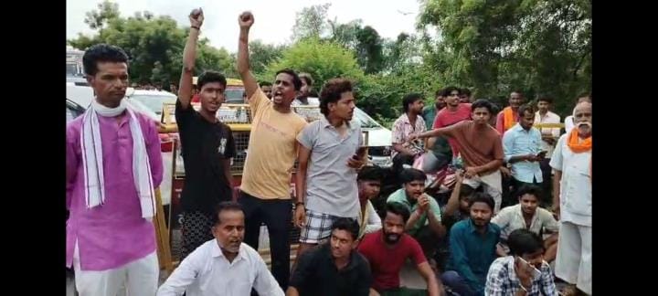 Highway jammed, sloganeering against police