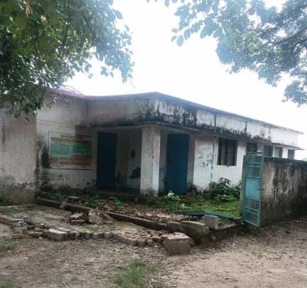 The wall of the health sub-center collapsed, a girl was injured