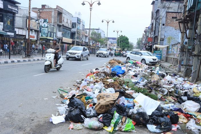 Interview Leader of Opposition in MCD-BJP busy in photoshoot, garbage is lying in the streets