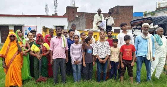 Parents and principals protested against the merger of schools