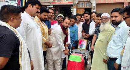 SP workers celebrated Akhilesh's birthday by cutting a cake
