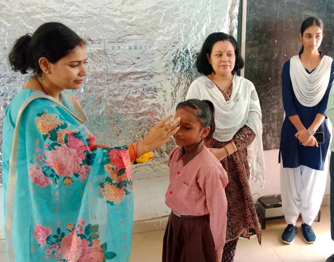 School bustled, welcomed children wearing roli-sandwood