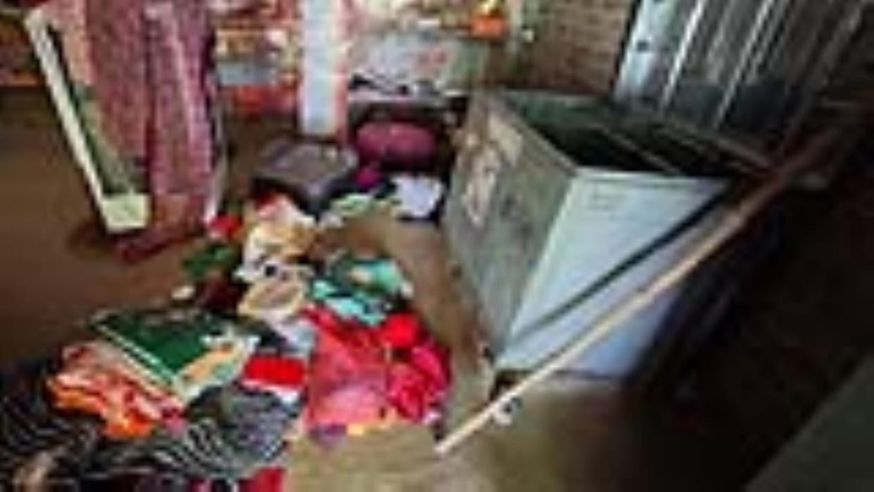 20 lakhs stolen from the houses of a businessman and a farmer