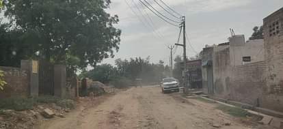 फोटो 15- सोनीपत के खस्ताहाल गन्नौर शाहपुर से खानपुर कलां रोड पर गांव मोई के पास सड़क से उड़ती ध