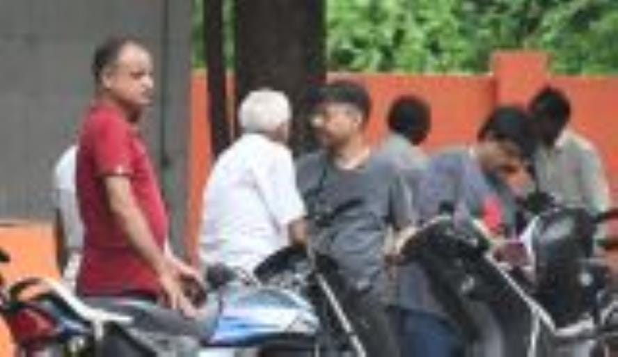 Shobhit was also worried due to loss in business... did not get any help